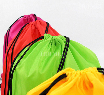 Logos Portable Carry Non Woven Taschen Individuell bedruckte Staubeinkaufstasche mit rotem Kordelzug