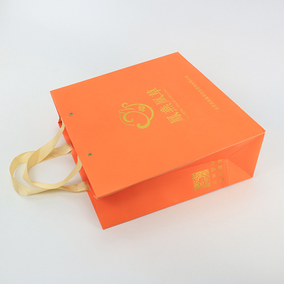 Glattes eingebranntes Einkaufsgeschenk kundenspezifischer Logo Paper Bags With Rope behandelt