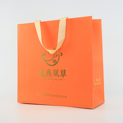 Glattes eingebranntes Einkaufsgeschenk kundenspezifischer Logo Paper Bags With Rope behandelt