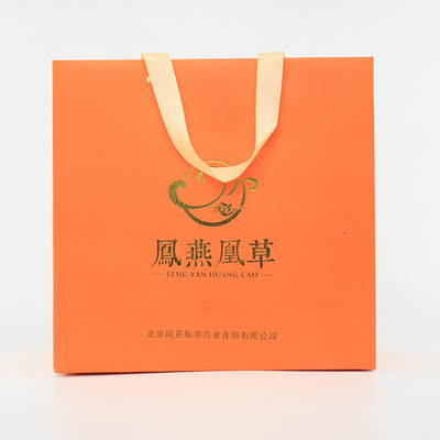 Glattes eingebranntes Einkaufsgeschenk kundenspezifischer Logo Paper Bags With Rope behandelt