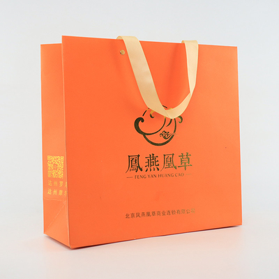 Glattes eingebranntes Einkaufsgeschenk kundenspezifischer Logo Paper Bags With Rope behandelt